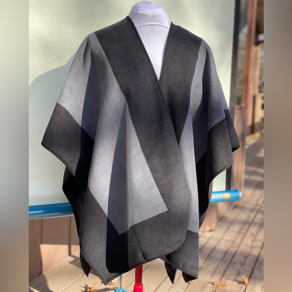Reversible Fleece U-style fleece shawl, no size, black and grey